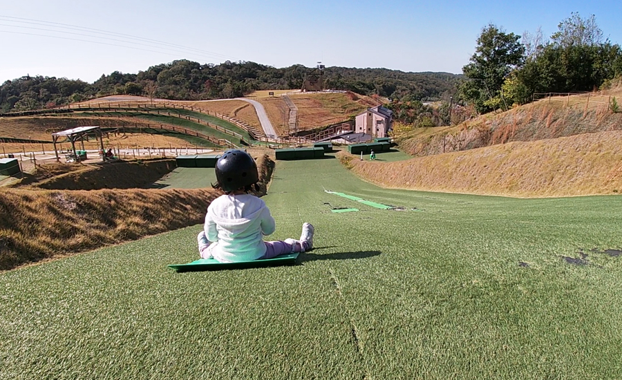 5歳の娘はおじいちゃんとキャニオン・スライドの芝滑りへ