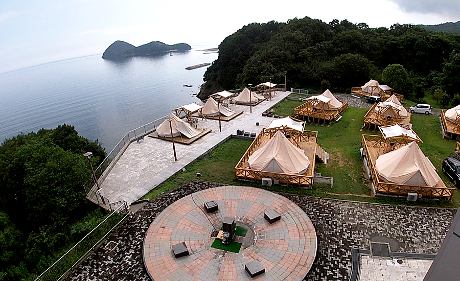 テラスにも出られてベルテントも一望できます