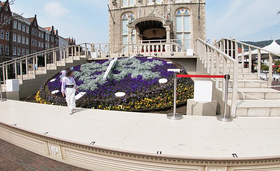 ギヤマンミュージアム前の花時計では、この時期は19時ごろに点灯式が開催されています