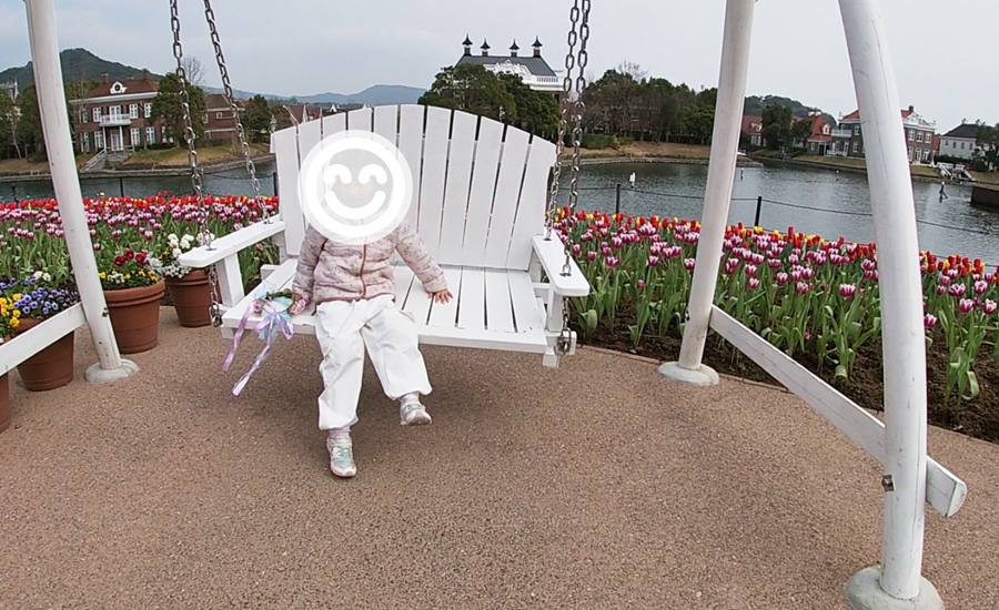 白いブランコや自転車などフォトスポットも、たくさんあります1