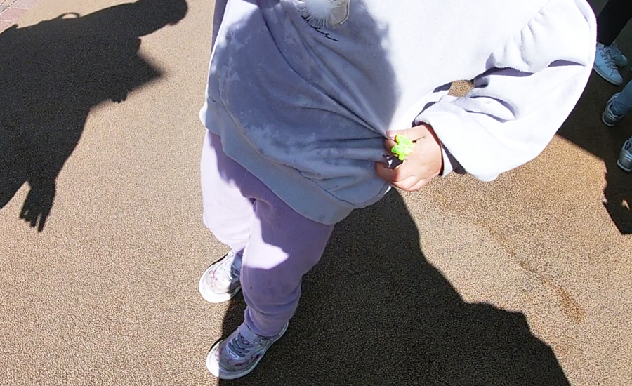 濡れたレゴの船を抱えたりするので水遊びをしたぐらい服は濡れてしまいます