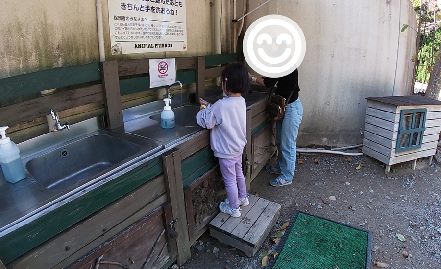 手洗い場も出入り口のところに設置してあります