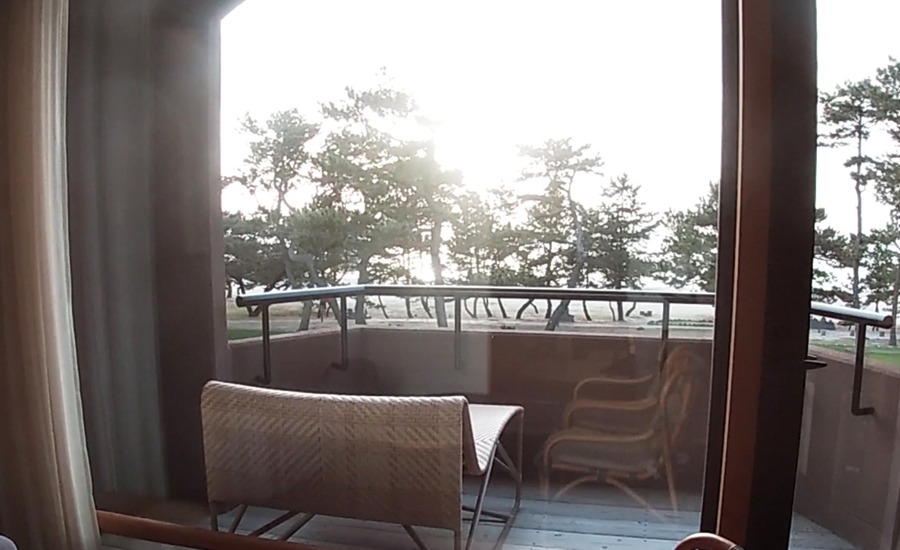 テラスにはデッキチェアがあり、晴れていれば夕日が見れます