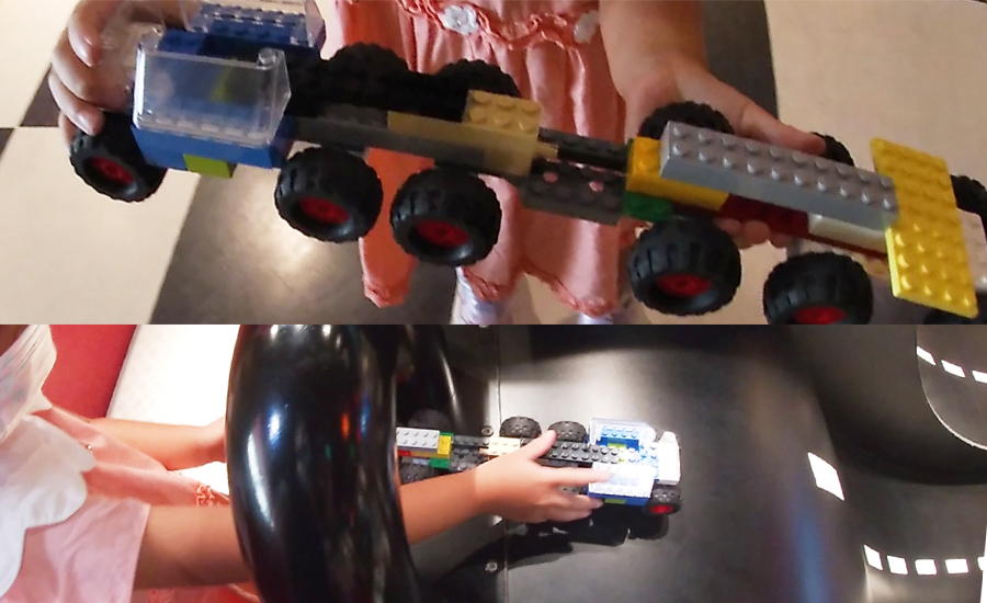 レゴでオリジナルの車を作って、それを2種類のコースで走らせられます