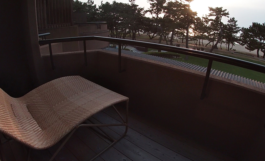 テラスにはデッキチェアがあり、晴れていれば夕日が見れます2