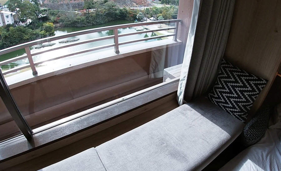 外側の壁一面が大きな窓になっていて、窓の淵はベンチのようになっていて座ることが出来ました