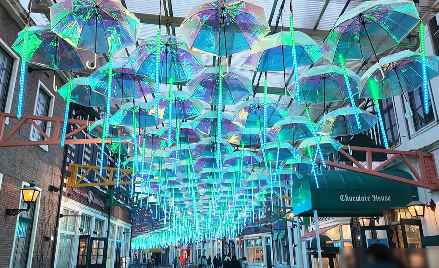 夜は光の演出で、いろんな色に変わり、さらに綺麗です