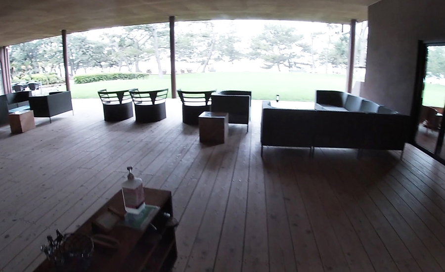 ホテルの裏側が整備された芝の広場になっていて、そこにオープンデッキテラスがあります