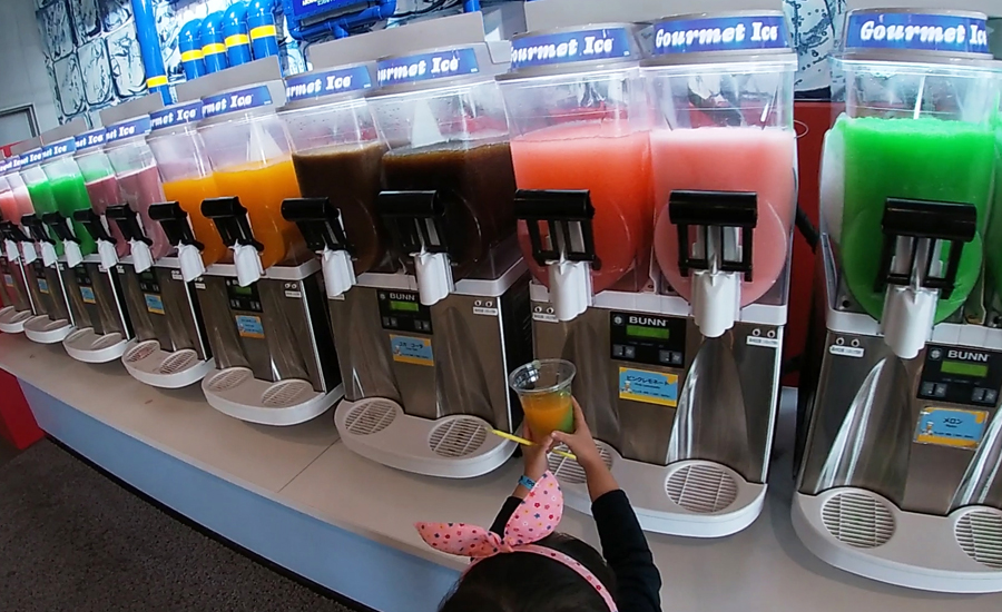 昼食はカラフルなスラッシュドリンクのあるお店を選びました。