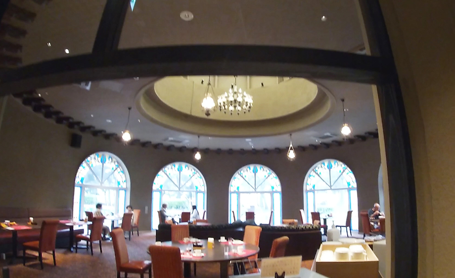 朝食はエントランスの階段下の入り口を入ったところが会場となっていて、バイキングビュッフェになっています2