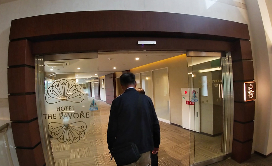 古い建物の自動扉を通って客室に向かうという入り組んだ作りになっていて、結構歩きます