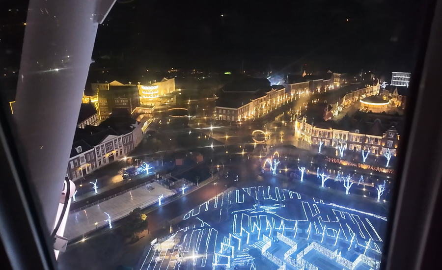 観覧車からはパーク内のイルミネーションが一望できます3