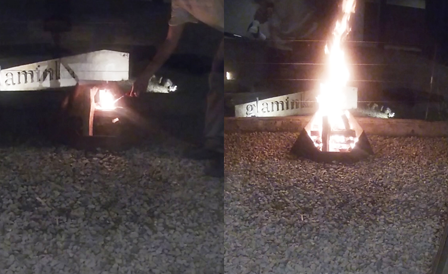 夜の焚火が室内から眺められて最高に贅沢な時間