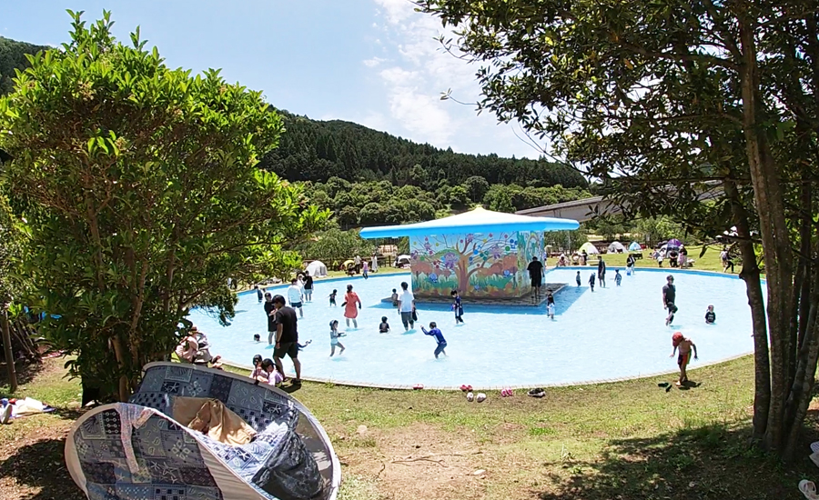 中央に倉庫のような建物があり、その周りで水遊びをすることが出来ます1