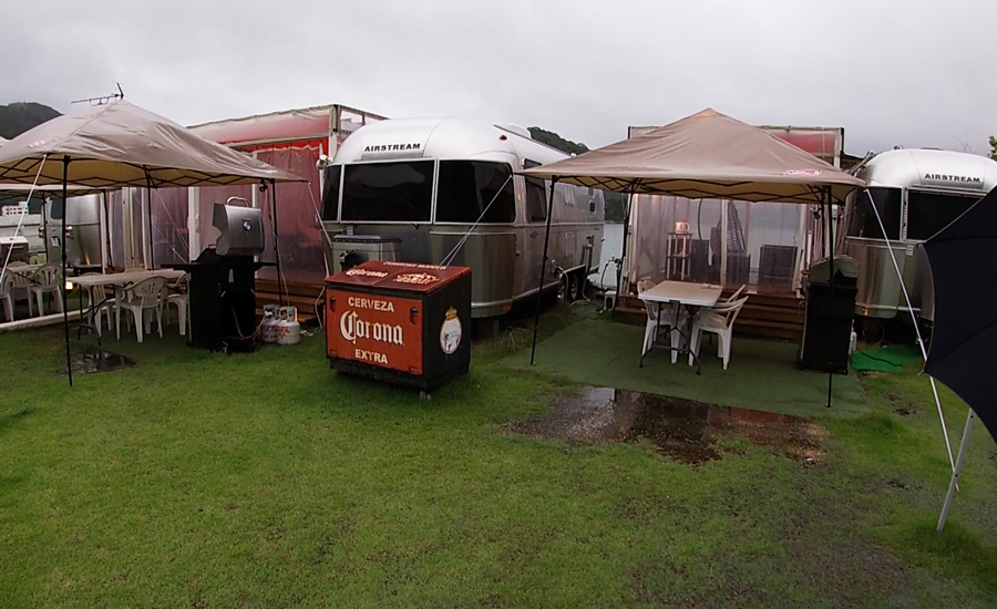 トレーラーハウスにはウッドデッキがついています