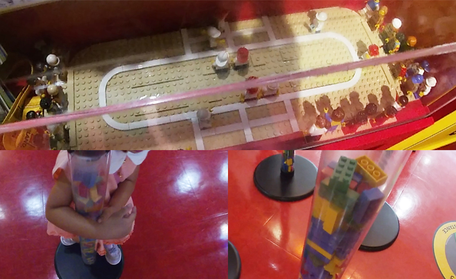 パーテーションのポールの中にもレゴとレゴで作られた運動会風のオブジェ