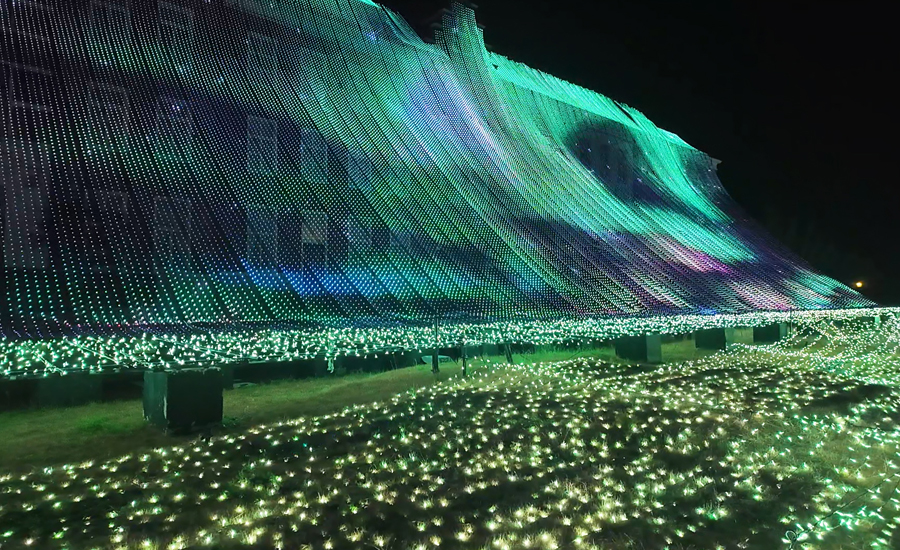 光の映像が映し出されるオーロラカーテン