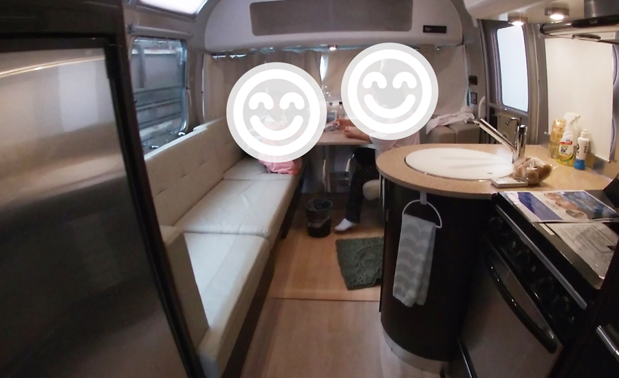 トレーラーハウスの車内は天井も高いので意外と広く感じます！