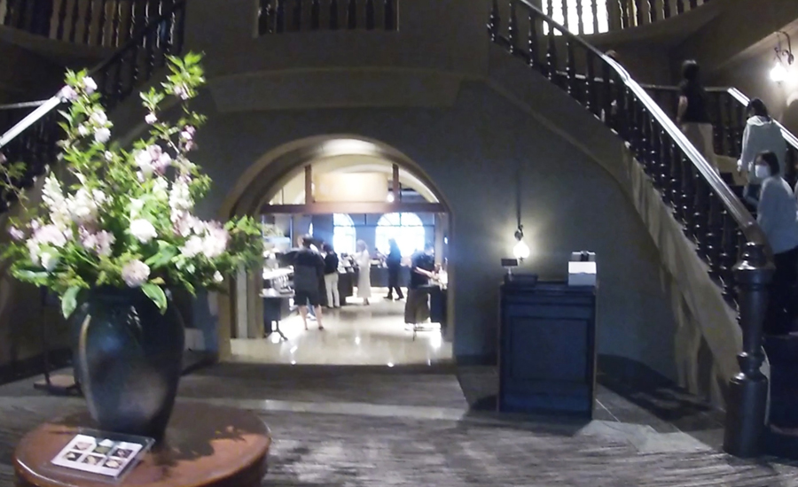 朝食はエントランスの階段下の入り口を入ったところが会場となっていて、バイキングビュッフェになっています1