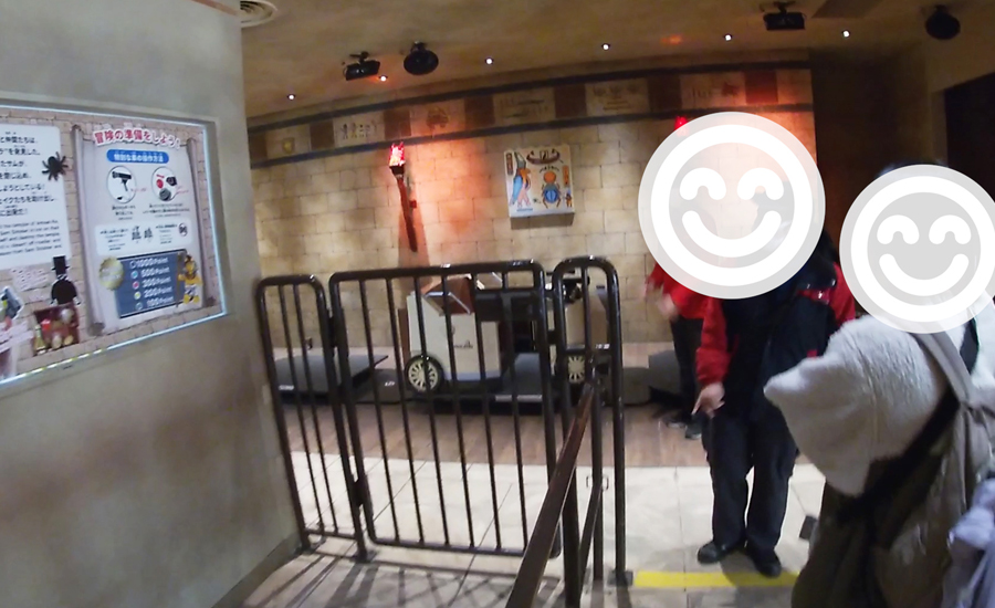 トロッコ風の乗り物に乗ってシューティング「ロスト・キングダム・アドベンチャー」