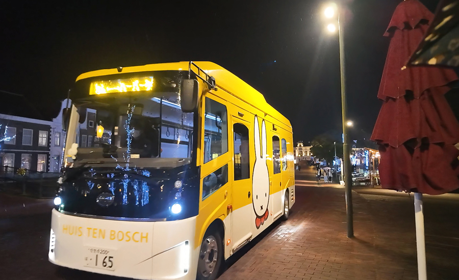 巡回しているバスもいろんなデザインがあり、ミッフィーのバスもあります