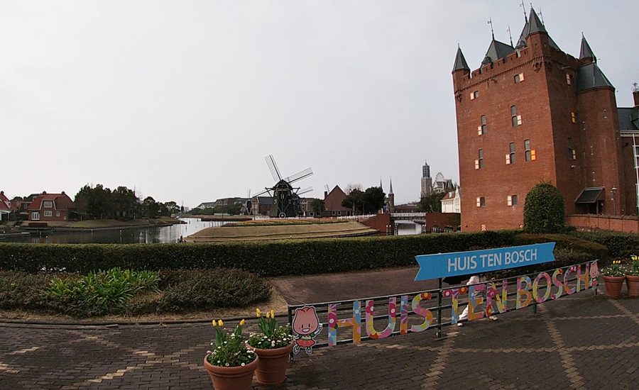 川を挟んで向かい側にはチューリップ祭りの開催されているフラワーロードが見えます