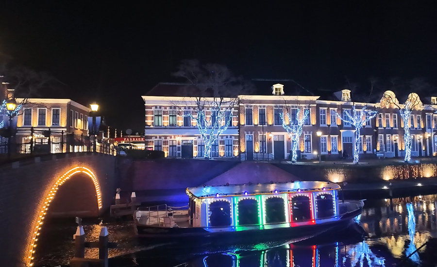 パーク内を回遊しているカナルクルーザーも七色のイルミネーションに