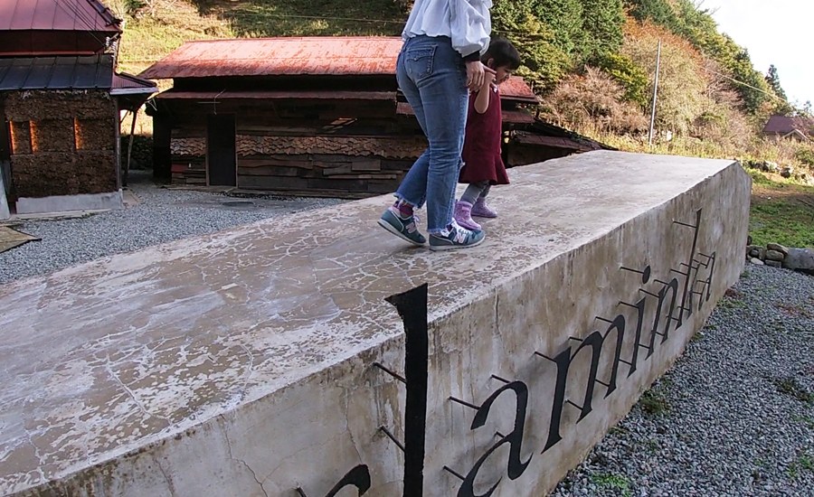 glaminkaの看板は上に上ることも出来、記念撮影などにピッタリ