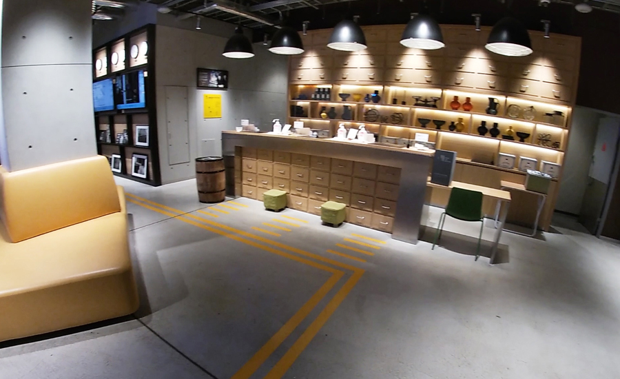 ガレージのようなおしゃれなデザインのエントランス