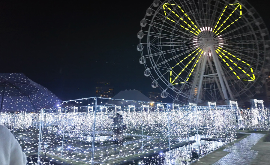 観覧車の前には光の迷路が