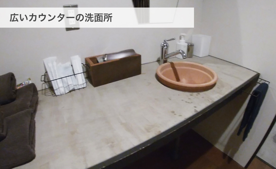 広いカウンターの洗面所