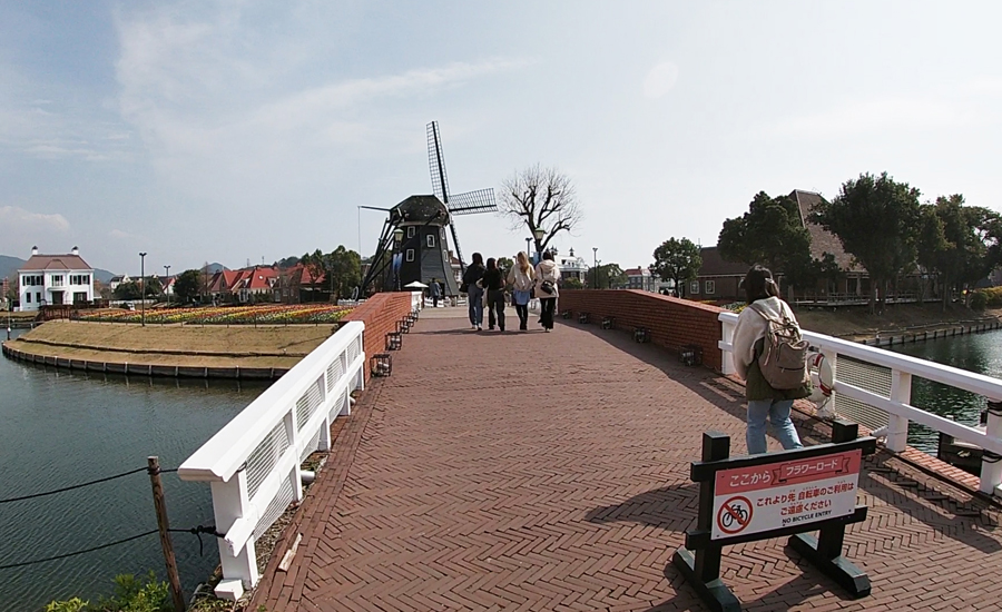 大きな風車やハウステンボスの街並みとチューリップがベストマッチ1
