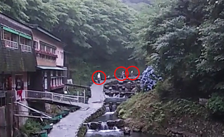 激しい雨の中でも3人ぐらい釣りを楽しんでる方がいました。