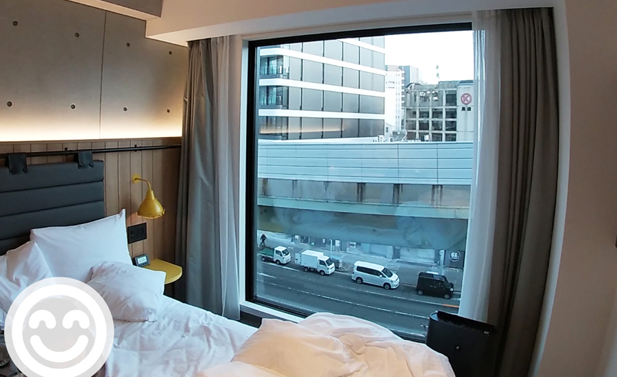 外側の壁は一面窓になっていて、開けると解放感もあります