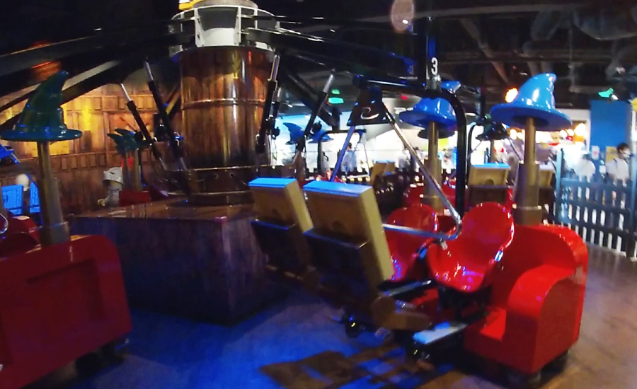 座席にあるペダルを漕ぐと座席が上に高く上がります。