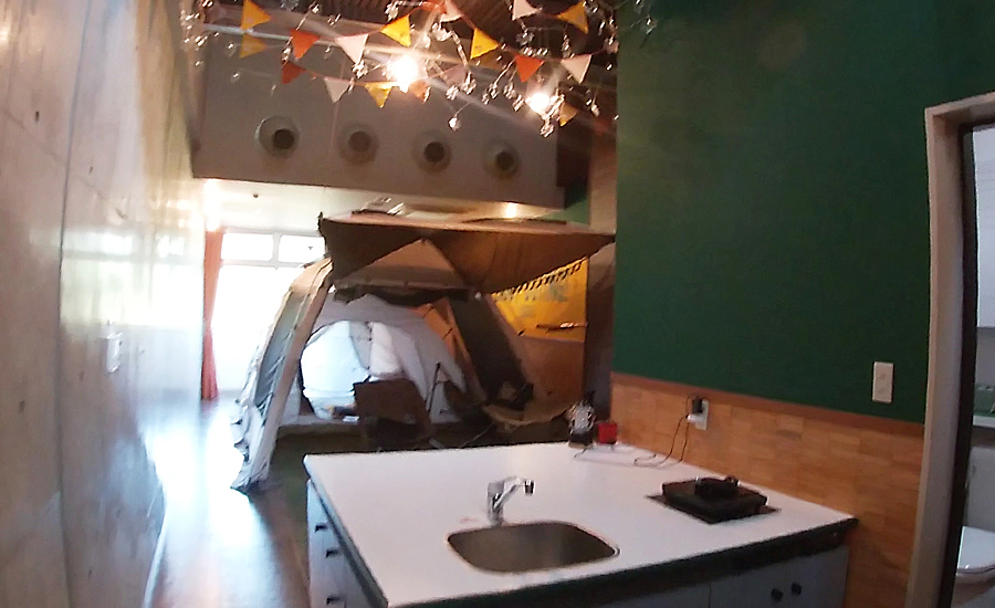 部屋の中にテントが設置されていて、室内ですが、キャンプに来たような気分で宿泊できます