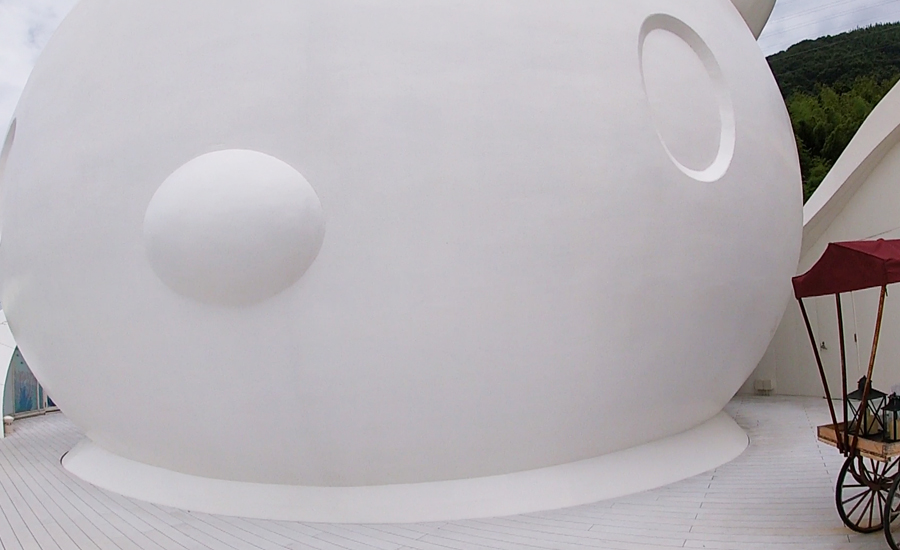 屋上テラスには大きなキティちゃんの顔が