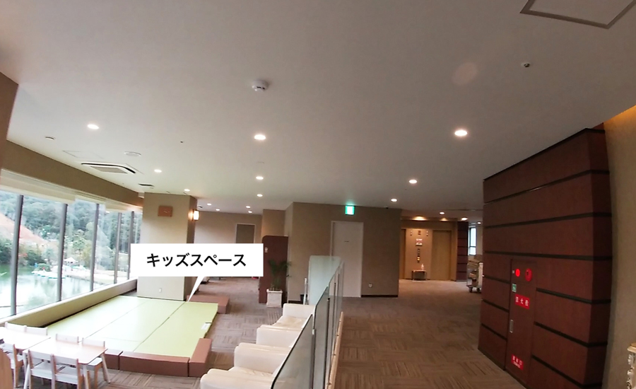 キッズスペースがあり、小さな子供が遊べるおもちゃや絵本なども用意されていました。