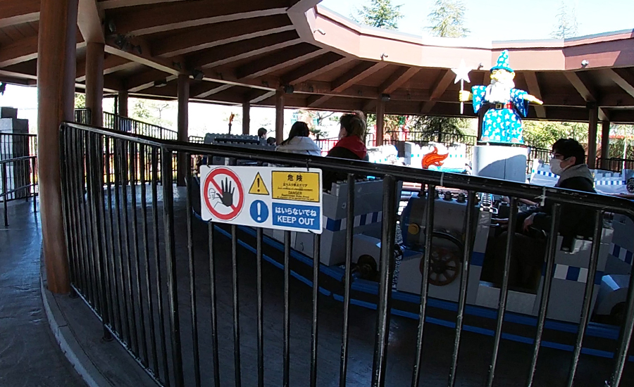 Youtubeでもよく乗っているのを見ていた「マーリン・チャレンジ」には身長が足りず残念ながら乗ることができませんでした