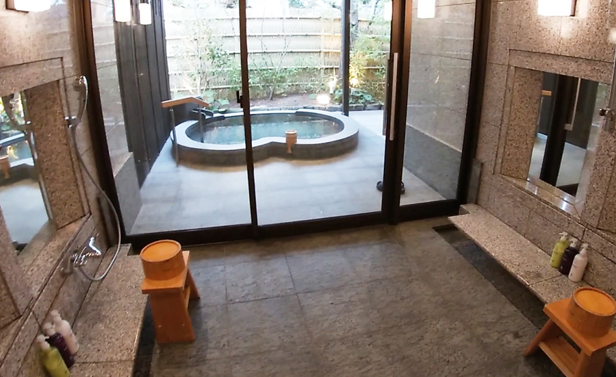 部屋に露天風呂と岩盤浴がついていて、貸し切りで滞在中は入り放題