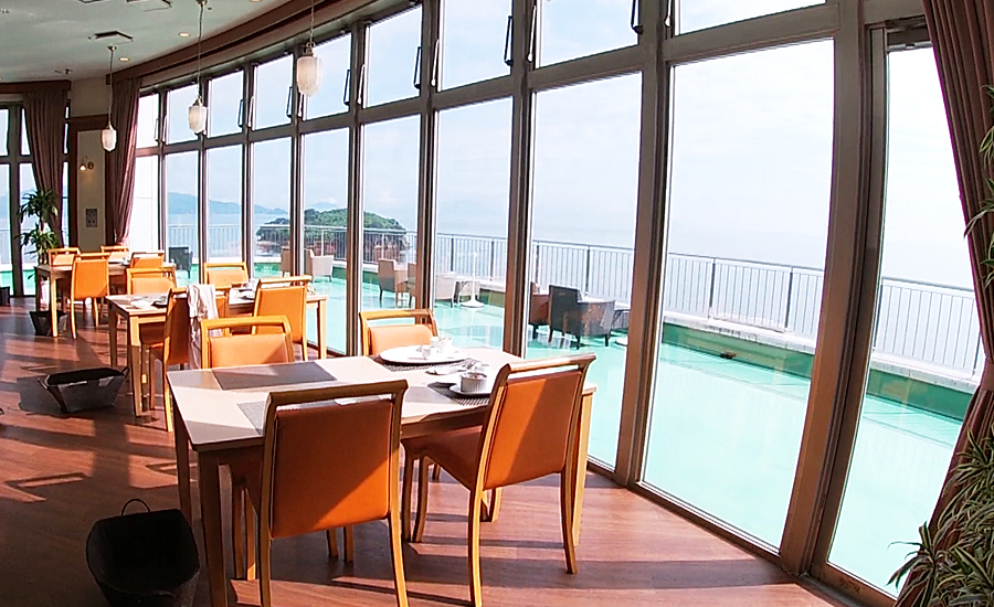 瀬戸内海が一望できるオーシャンビューの朝食場所