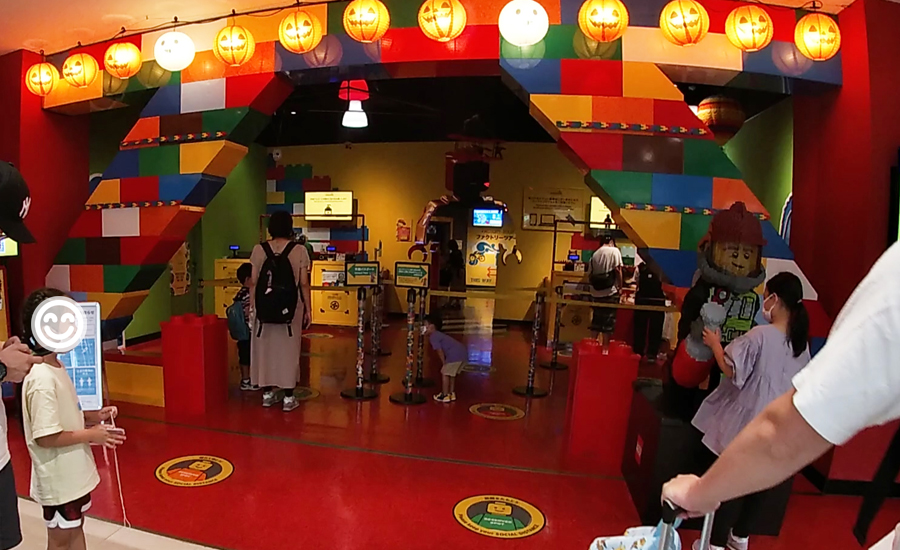 ビルの3階に行くとレゴランド大阪の入り口が!