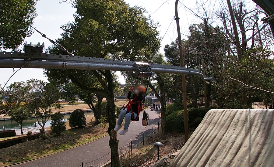 ママは一人で「天空レールコースター」に挑戦していました