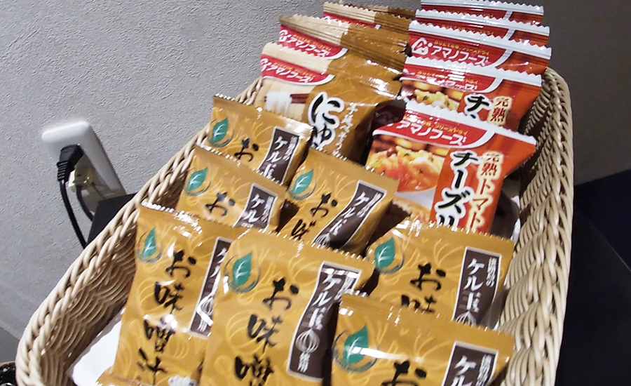 さらに、18時以降はインスタントの夜食の用意までされていました