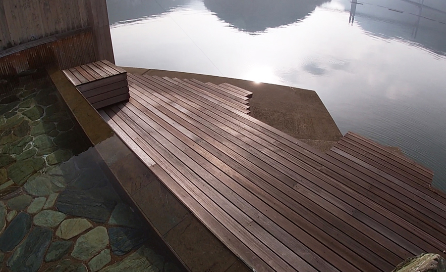 屋外が温泉で、室内は普通のお風呂になっています1