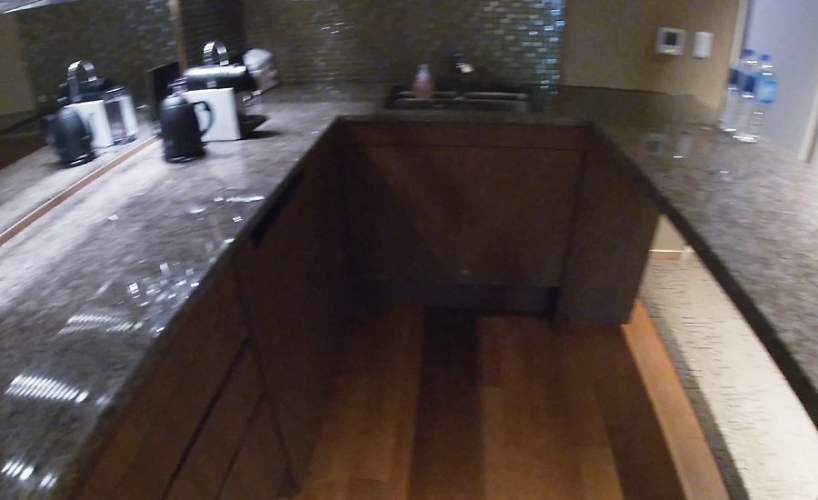 キッチンはカウンターもあり、広々とした作業スペース。