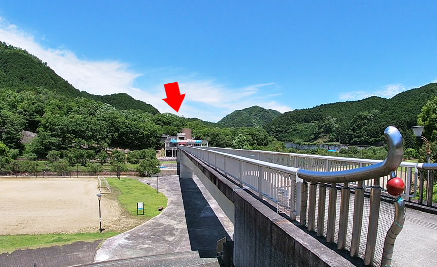 駐車場から公園までは長い橋を渡って行く