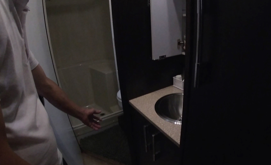 この中にトイレはもちろん、シャワーもついています。