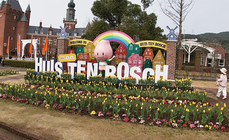 チューリップ祭りの開催中は入場ゲートを入ってすぐのところにも、チューリップ祭りの撮影スポットが