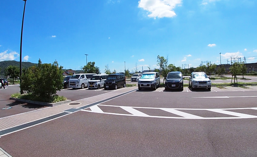 西駐車場は152台停めることができ、駐車料金は30分ごとに100円、1日最大800円となっています